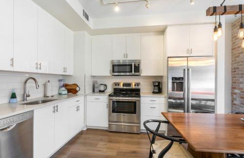 Central Business District Apartment | Newly Renovated 4-Bed Condo steps to French Quarter