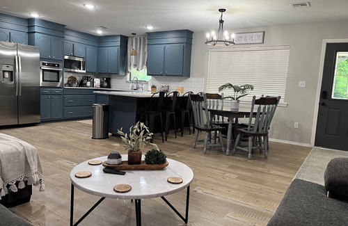 Kingston House | Newly Renovated 4-bedroom house is a 5 minute walk to Buncombe Creek Marina