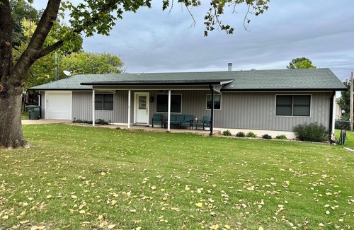 Kingston House | Newly Renovated 4-bedroom house is a 5 minute walk to Buncombe Creek Marina