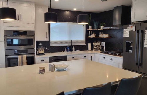 Sidney House | Newly Renovated 4 Bedroom 2 bath Suite in Beautiful Sidney by the Sea