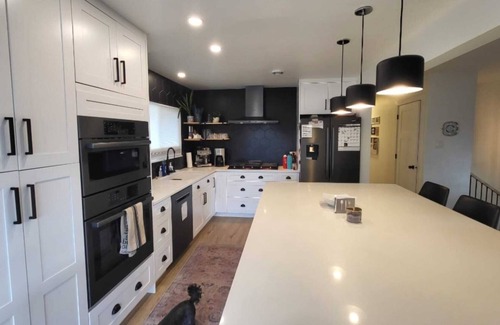 Sidney House | Newly Renovated 4 Bedroom 2 bath Suite in Beautiful Sidney by the Sea
