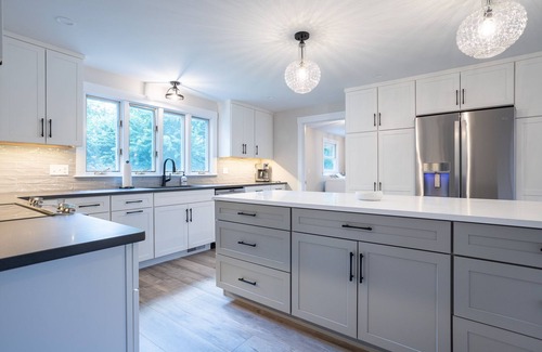 Rye House | Newly Renovated 4 Bedroom Steps Away from Jenness Beach