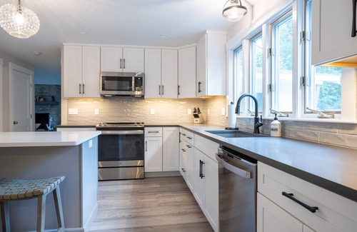Rye House | Newly Renovated 4 Bedroom Steps Away from Jenness Beach