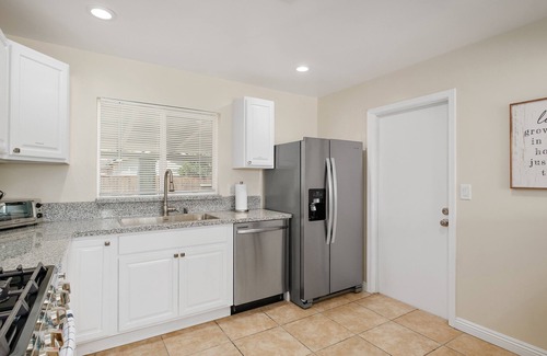 Raisin House | Newly Renovated 4B/2Bth Great Spot for Work or Fun