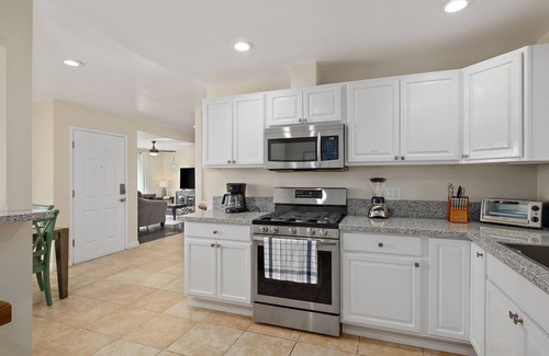 Raisin House | Newly Renovated 4B/2Bth Great Spot for Work or Fun