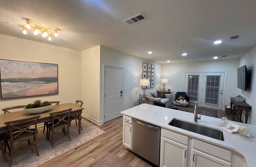 Oxford Condo | Newly renovated and with walking trail to campus & square!