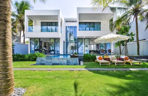 Ngu Hanh Son House | Newly Renovated Beachfront Villann