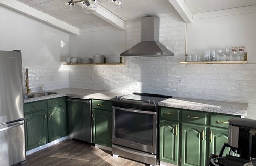 Severn Bridge Cottage | Newly Renovated Cozy Waterfront Muskoka Cottage