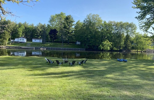 Severn Bridge Cottage | Newly Renovated Cozy Waterfront Muskoka Cottage