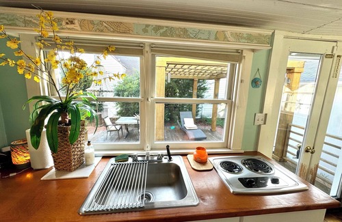 Morehead City Cottage | Newly Renovated Carriage House. 1 bed 1 marble bath with tub. Walking distance.