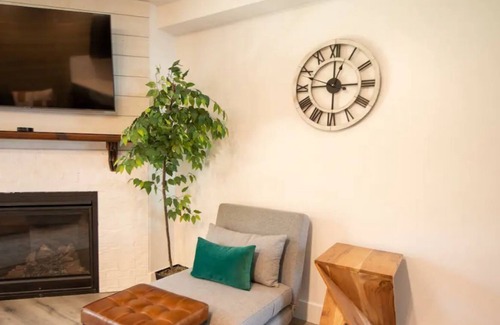 Huntsville Condo | Newly Renovated Condo Near 3 Ski Resorts and 5 min to Lake