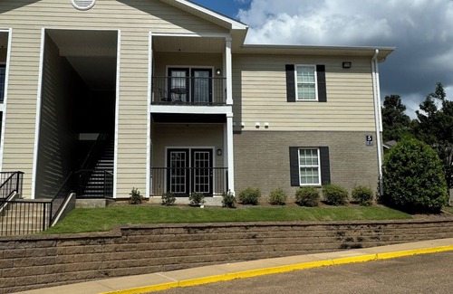 Oxford Condo | Newly Renovated Condo at The Bluffs West! Walk to campus, pool, and gym access.