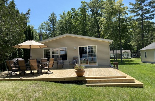 Higgins Lake House | Newly renovated cottage with 55 ft of lake front