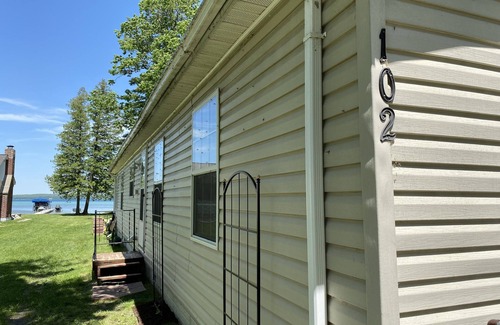 Higgins Lake House | Newly renovated cottage with 55 ft of lake front