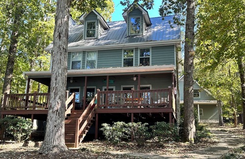 Lake Oconee House | Newly renovated cozy lake house retreat on Lake Oconee, waterfront lot!