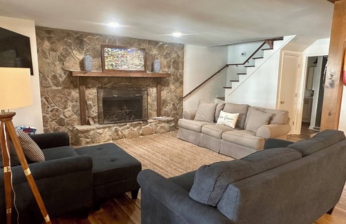 Lake Oconee House | Newly renovated cozy lake house retreat on Lake Oconee, waterfront lot!