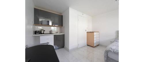 Childs Hill Apartment | Newly Renovated Cozy Studio in North London