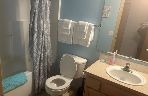 Des Moines House | Newly Renovated Downstairs 3BR/2BA Suite — Near Airport + Laundry + Parking