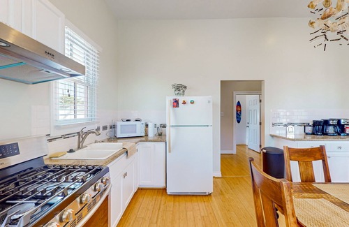 San Jacinto Apartment | Newly Renovated East End Apartment in Historical Home Near Beach & Strand