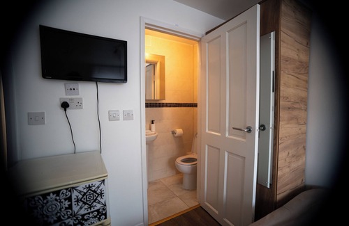 Childs Hill Apartment | Newly Renovated EnSuite Room
