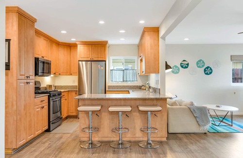 Lincoln Acres House | Newly Renovated | Fire Pit | Huge Yard | Pets