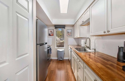 Acme Condo | Newly Renovated Fore Seasons!