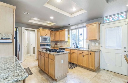 West University House | Newly Renovated Game Garage! 3BR Villa in Reno