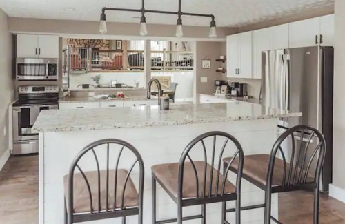 Logan House | Newly renovated-Hocking Hills retreat+hot tub+pond