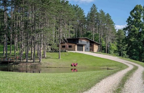 Logan House | Newly renovated-Hocking Hills retreat+hot tub+pond