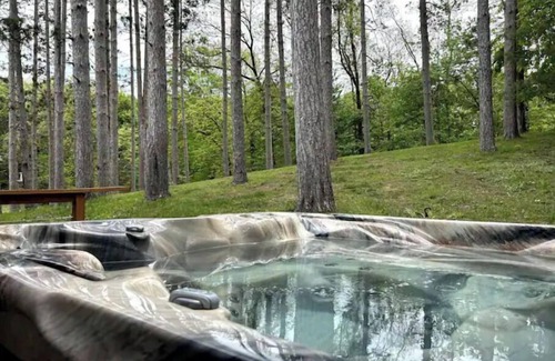 Logan House | Newly renovated-Hocking Hills retreat+hot tub+pond