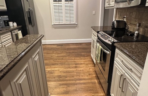 Lake Oconee Cottage | Newly Renovated Lake Access Cottage in Reynolds with Kid's bunks & near Ritz!
