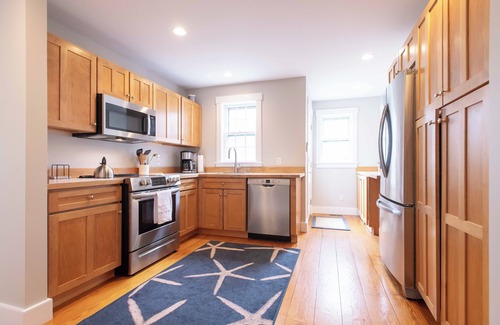 Naushop House | Newly renovated & landscaped 4-bedroom house in a fabulous neighborhood