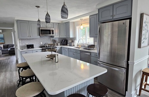 Eastward Look House | Newly Renovated, Large Beach House, New Central AC Walk To Scarborough Beach