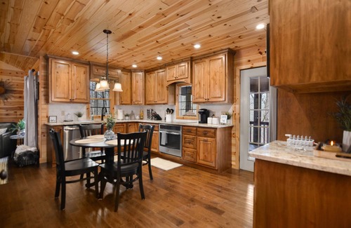 Dahlonega Cabin | Newly Renovated Luxury Cabin + Hot Tub + Fire Pit
