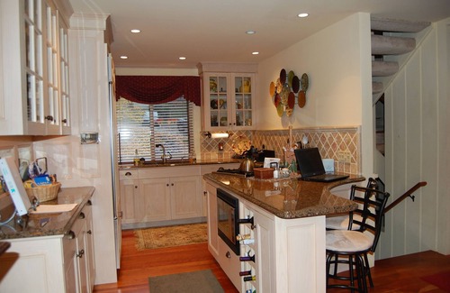 Lincoln House | Newly Renovated Luxury 4 Level Townhome with AC/FP and Mountain Views