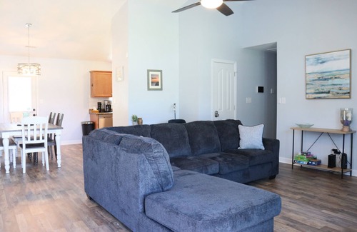 Westgate House | Newly Renovated : Minutes from the airport, shopping, and bases