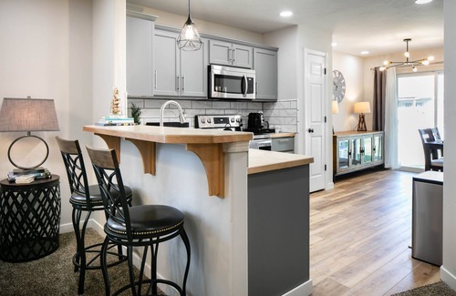 Twin Falls House | Newly Renovated Mid-Modern Townhome Central Twin Falls