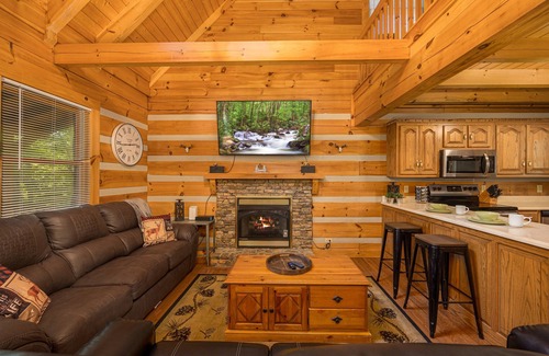 Gatlinburg - Pigeon Forge Cabin | Newly Renovated 💙 | Mountain Views 🌄 | Hot Tub & Three Private Decks! 🐻