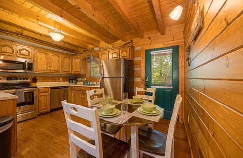 Gatlinburg - Pigeon Forge Cabin | Newly Renovated 💙 | Mountain Views 🌄 | Hot Tub & Three Private Decks! 🐻