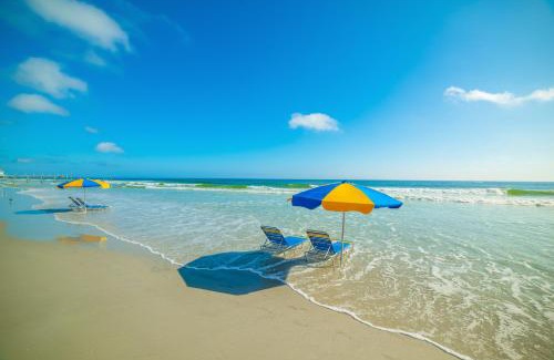 East Daytona Apartment | Newly Renovated Oceanfront Studio w/ Balcony - Daytona Beach