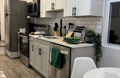 Glenwood Apartment | Newly renovated one bedroom with rooftop balcony!
