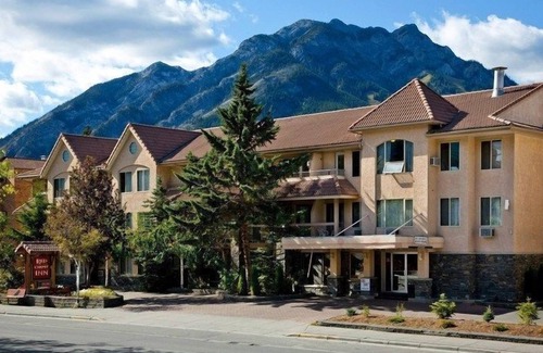 Banff Apartment | Newly Renovated Room in Banff! Air-Conditioning