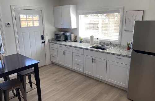 Medford Apartment | Newly renovated studio with farm and mountain view’s! 5 minutes to Jacksonville.