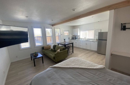 Medford Apartment | Newly renovated studio with farm and mountain view’s! 5 minutes to Jacksonville.