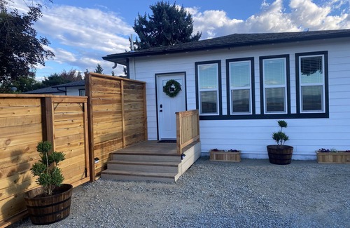 Medford Apartment | Newly renovated studio with farm and mountain view’s! 5 minutes to Jacksonville.