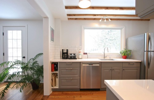 Lenox House | NEWLY RENOVATED THREE BEDROOM HAUS IN LENOX WITH MODERN INTERIOR DESIGN.