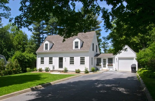 Lenox House | NEWLY RENOVATED THREE BEDROOM HAUS IN LENOX WITH MODERN INTERIOR DESIGN.