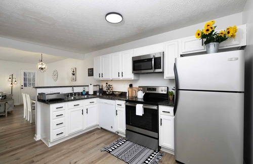 Cartersville House | Newly Renovated Townhome with THREE KING-SIZE beds