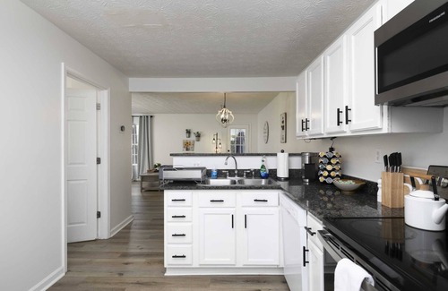 Cartersville House | Newly Renovated Townhome with THREE KING-SIZE beds