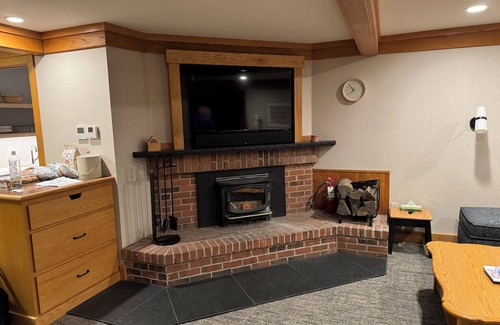 Moscow Cottage | Newly renovated Trapp Family Lodge 2-bedroom Guest House-available Dec 6th-13th